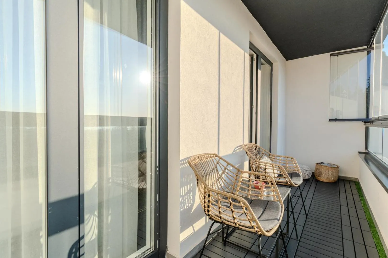 Balkon sa pletenim foteljama