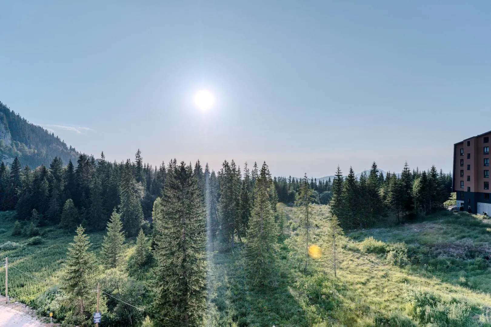 Pogled sa balkona na šumu i planinu